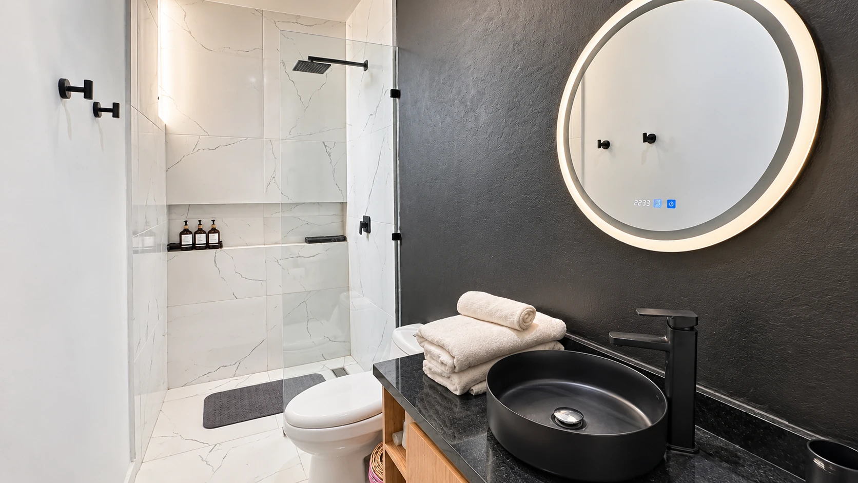 Baño de mármol de Casa Maracuyá