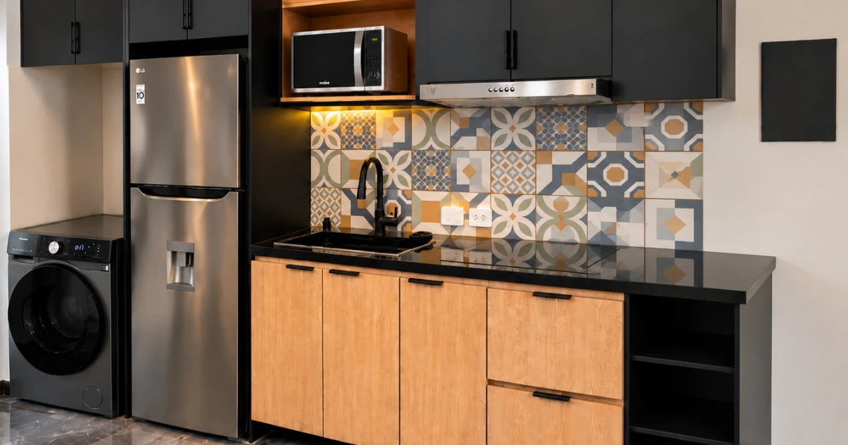Cocina equipada de Casa Maracuyá con estufa, refrigerador y lavadora
