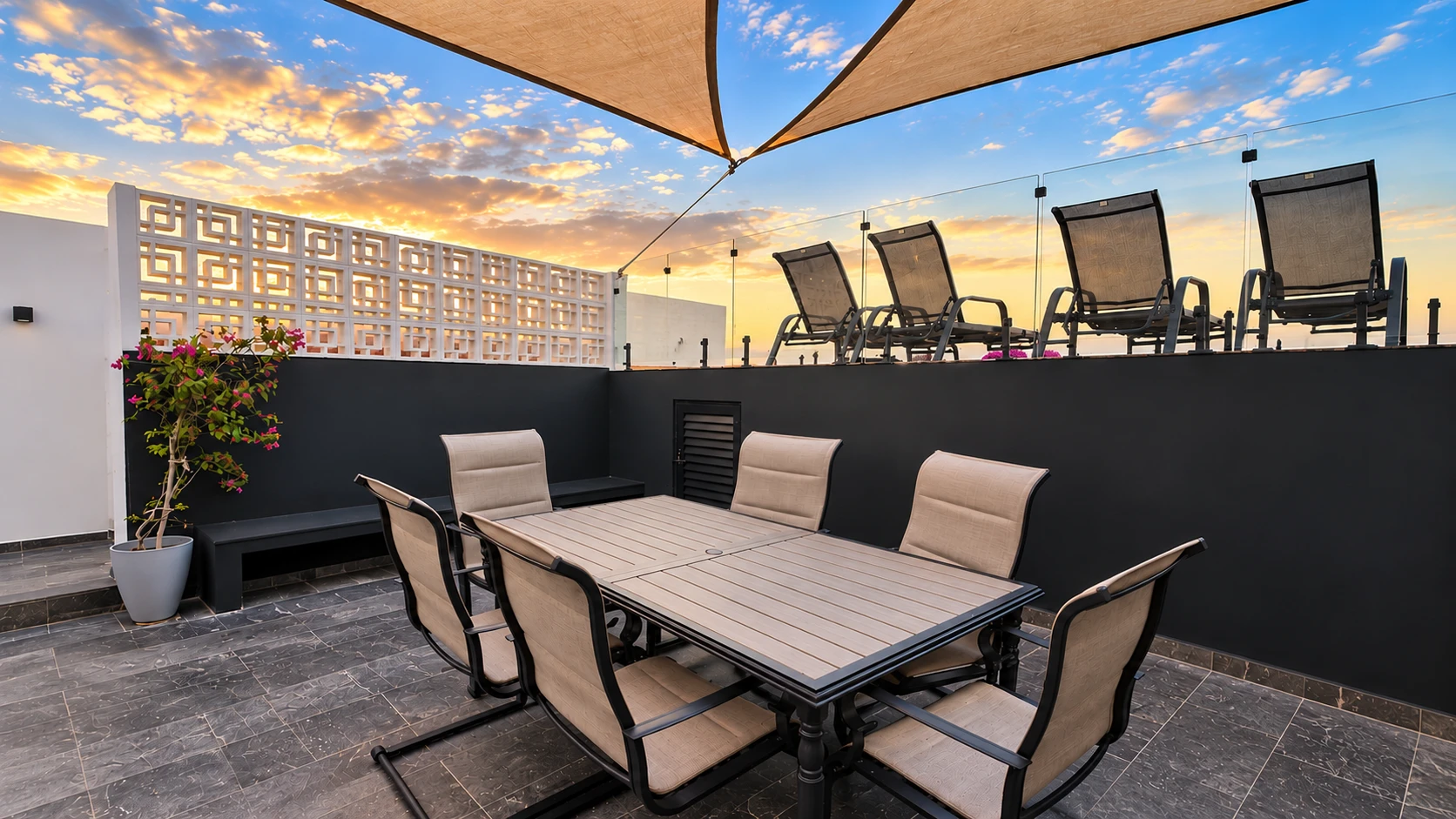 Comedor exterior en el área común del rooftop de Casa Maracuyá
