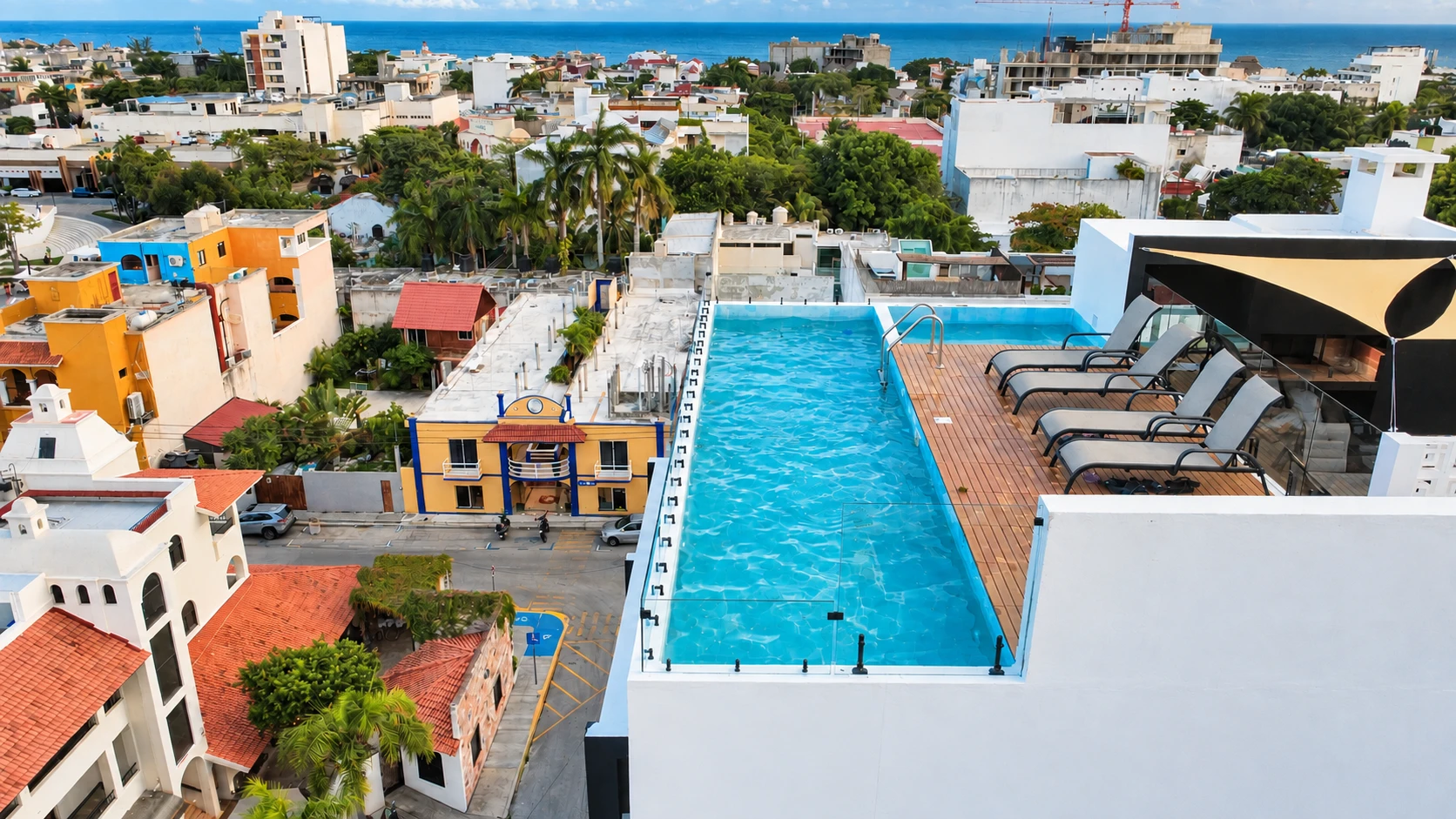 Rooftop con alberca de Casa Maracuyá, vista a Playa del Carmen